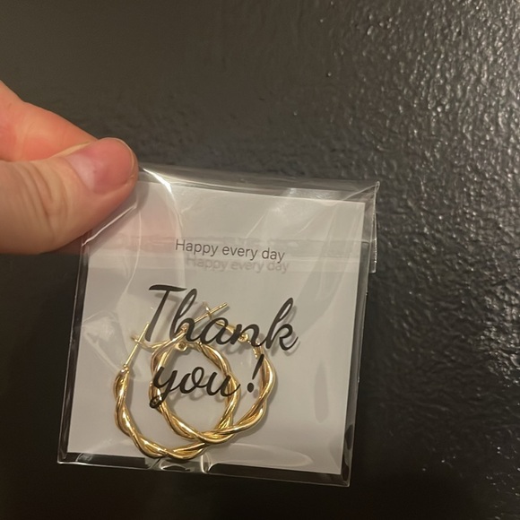 Gold hoop, twist earrings - Picture 3 of 3